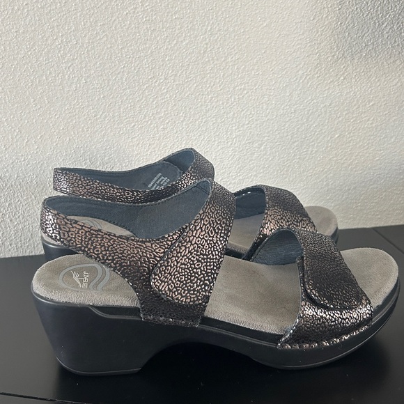 Dansko Sonnet Shimmer Black/Bronze Sandal Size 40 - Picture 2 of 5